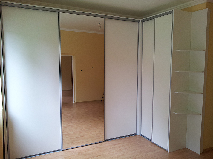 Vstavané skrine doornet-rohové-Levoča-Biela Soft+rohové poličky